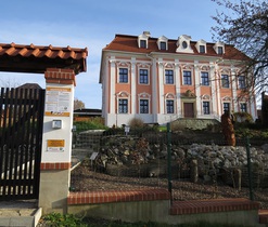 Pohled návštěvníka před vstupem 