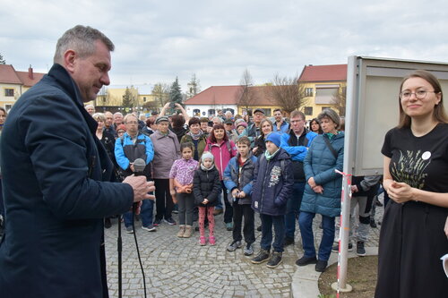 první návštěvníci čekají na vstup do Domu přírody Bílých Karpat