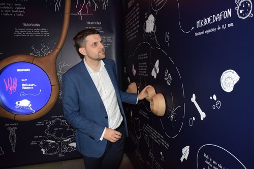 Ministr životního prostředí Petr Hladík obdivuje vnitřní expozici Domu přírody Bílých Karpat.