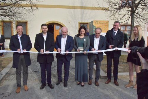 Slavnostní přestřižení pásky a otevření Domu přírody Bílých Karpat.