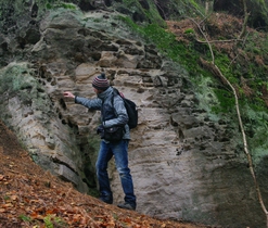 Výklad vzniku voštin, drobných útvarů na povrchu skal připomínající včelí plástev.