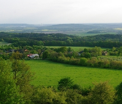 Večerní pohled na osadu Mužský
