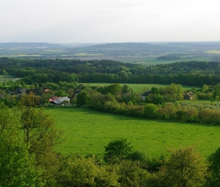 Večerní pohled na osadu Mužský