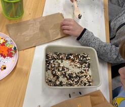 Směs si pak děti odnesly s sebou a mohly ji nasypat ptáčkům do opravdového krmítka.