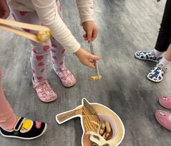 Do prázdných bříšek děti dávaly ptáčkům například oříšky.