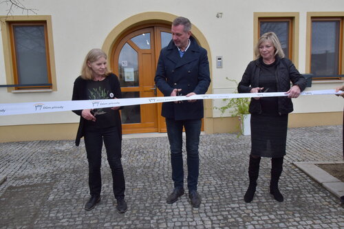 střihání pásky