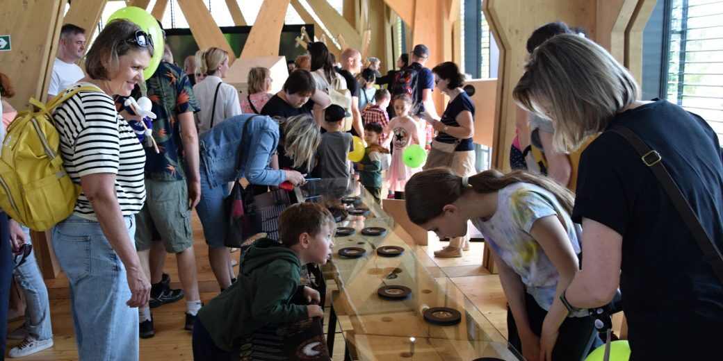 Návštěvníci DP Hodonínské Dúbravy si prohlížejí vnitřní expozici.