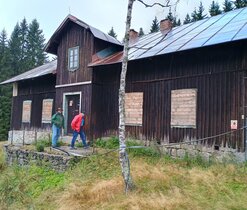 Stavení č. ev. 702 v polorozpadlém stavu před demolicí