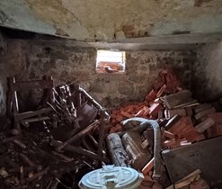 Polozřícený suterén pod kterým se ukrývaly základy ještě starší stavby