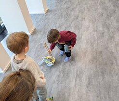 Děti také nakrmily hladové ptáčky při zábavné pohybové hře zaměřené na hrubou i jemnou motoriku.