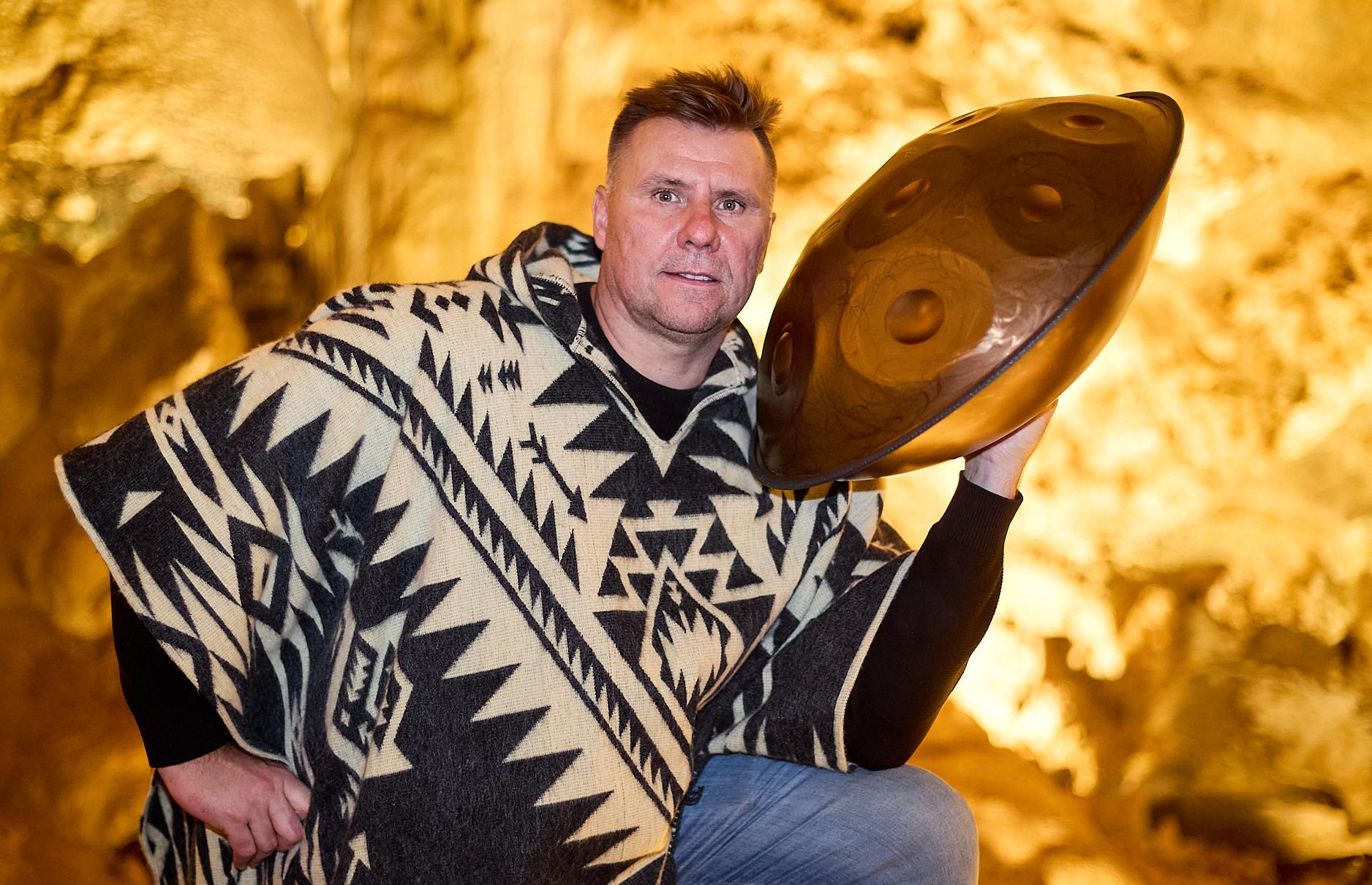 Jiri-kas-milan-jeskyne-koncert-neo-handpan-space-5 Jiri-kas-milan-jeskyne-koncert-neo-handpan-space-5